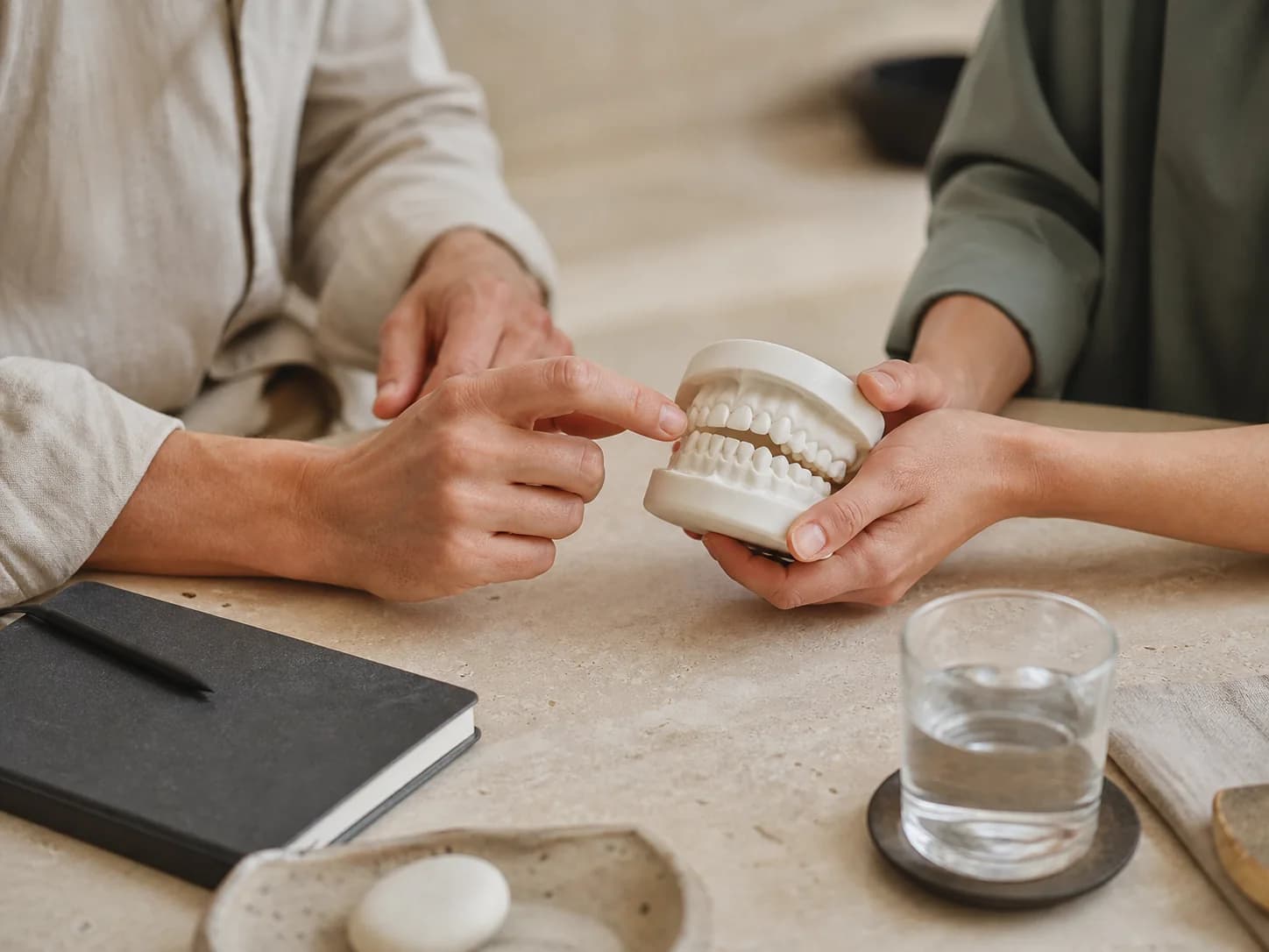 Consulta conceptual con un modelo dental sobre una mesa