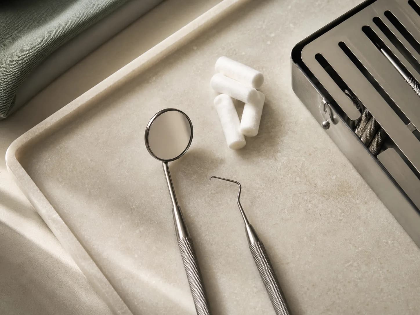 Instrumental dental sobre una superficie mineral clara