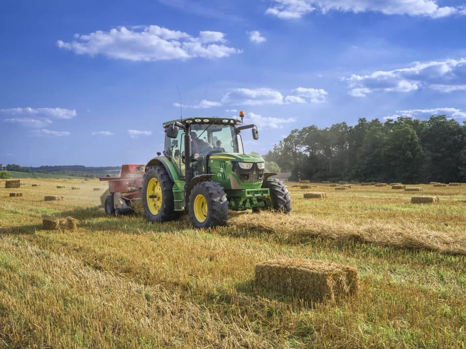 Tractor trabajando en campo, una de las aplicaciones atendidas por el laboratorio